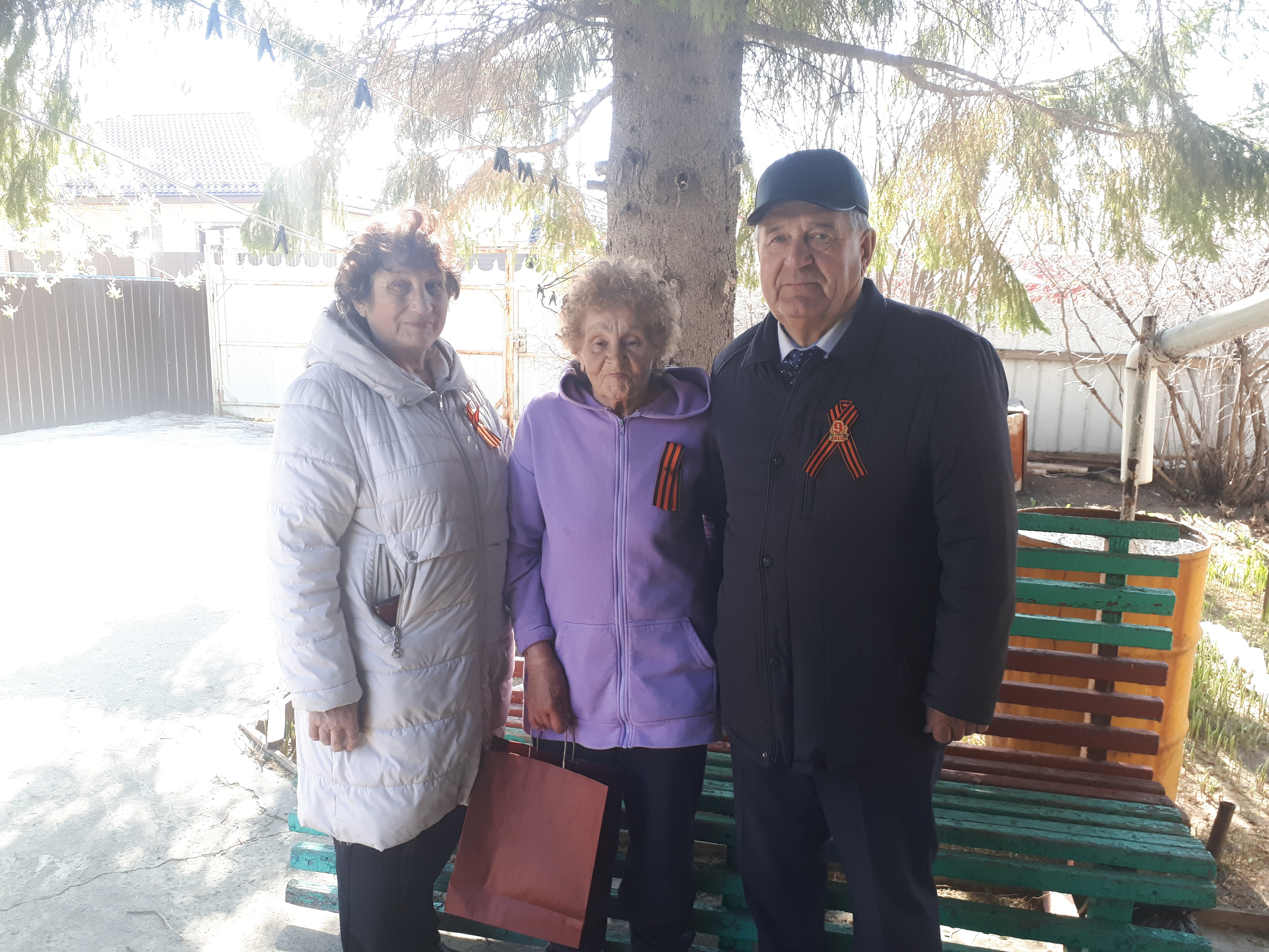 Стало доброй традицией в канун празднования Великой Победы поздравлять на дому ветеранов Великой Отечественной войны, тружеников тыла, сирот войны..