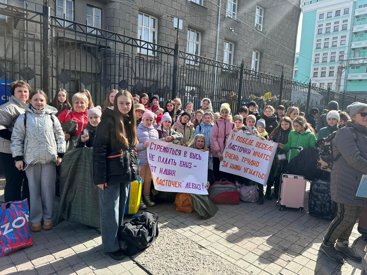 Хореографические коллективы Новоомского СДК "Ласточки" и "Сияние" 6 апреля приняли участие в Международном конкурсе "Зажигай" в г.Новосибирске..