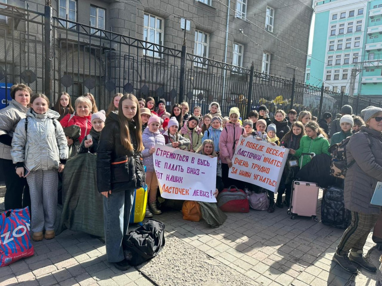 Хореографические коллективы Новоомского СДК "Ласточки" и "Сияние" 6 апреля приняли участие в Международном конкурсе "Зажигай" в г.Новосибирске..