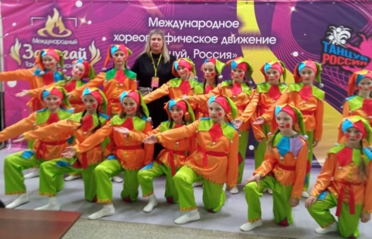 Хореографические коллективы Новоомского СДК "Ласточки" и "Сияние" 6 апреля приняли участие в Международном конкурсе "Зажигай" в г.Новосибирске..