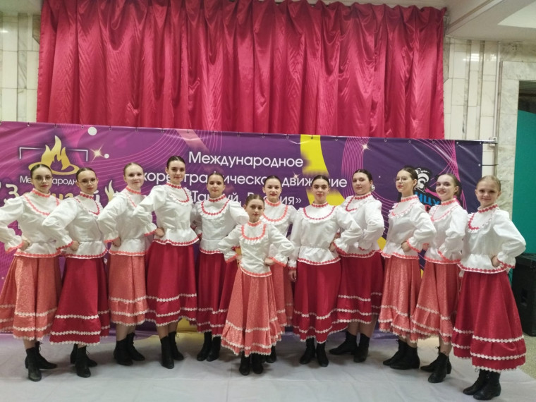Хореографические коллективы Новоомского СДК "Ласточки" и "Сияние" 6 апреля приняли участие в Международном конкурсе "Зажигай" в г.Новосибирске..