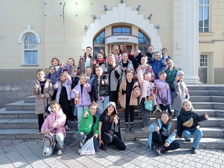 Хореографические коллективы Новоомского СДК "Ласточки" и "Сияние" 6 апреля приняли участие в Международном конкурсе "Зажигай" в г.Новосибирске..