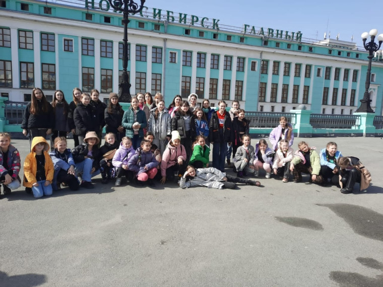 Хореографические коллективы Новоомского СДК "Ласточки" и "Сияние" 6 апреля приняли участие в Международном конкурсе "Зажигай" в г.Новосибирске..