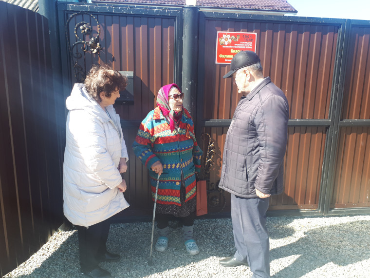 Стало доброй традицией в канун празднования Великой Победы поздравлять на дому ветеранов Великой Отечественной войны, тружеников тыла, сирот войны..