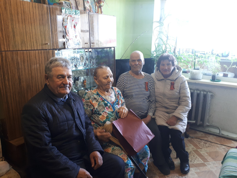 Стало доброй традицией в канун празднования Великой Победы поздравлять на дому ветеранов Великой Отечественной войны, тружеников тыла, сирот войны..