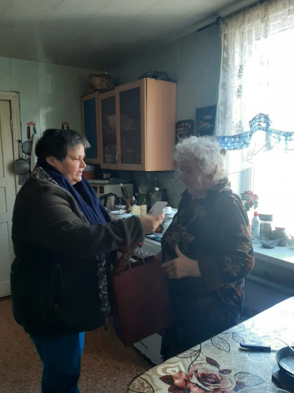 Стало доброй традицией в канун празднования Великой Победы поздравлять на дому ветеранов Великой Отечественной войны, тружеников тыла, сирот войны..