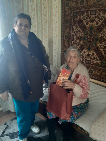 Стало доброй традицией в канун празднования Великой Победы поздравлять на дому ветеранов Великой Отечественной войны, тружеников тыла, сирот войны..