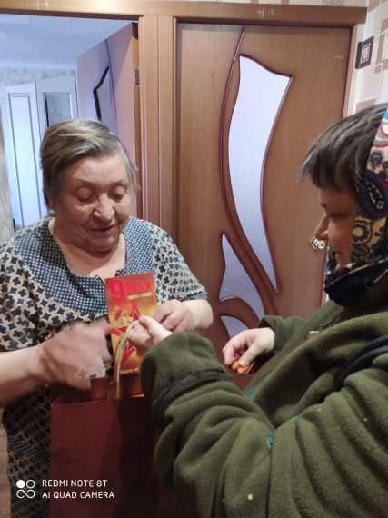 Стало доброй традицией в канун празднования Великой Победы поздравлять на дому ветеранов Великой Отечественной войны, тружеников тыла, сирот войны..