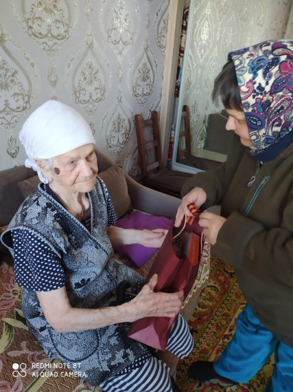 Стало доброй традицией в канун празднования Великой Победы поздравлять на дому ветеранов Великой Отечественной войны, тружеников тыла, сирот войны..